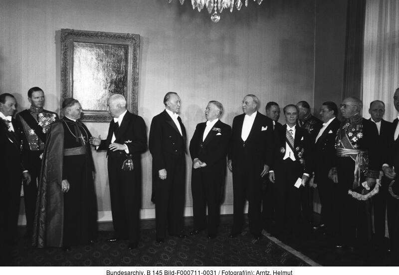 Ambassadeur De Booij bij bondspresident Heuss, 1952