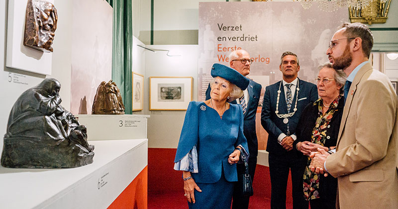 Prinses Beatrix met conservator Cornelis van der Bas (rechts). Foto: Theo Scholten