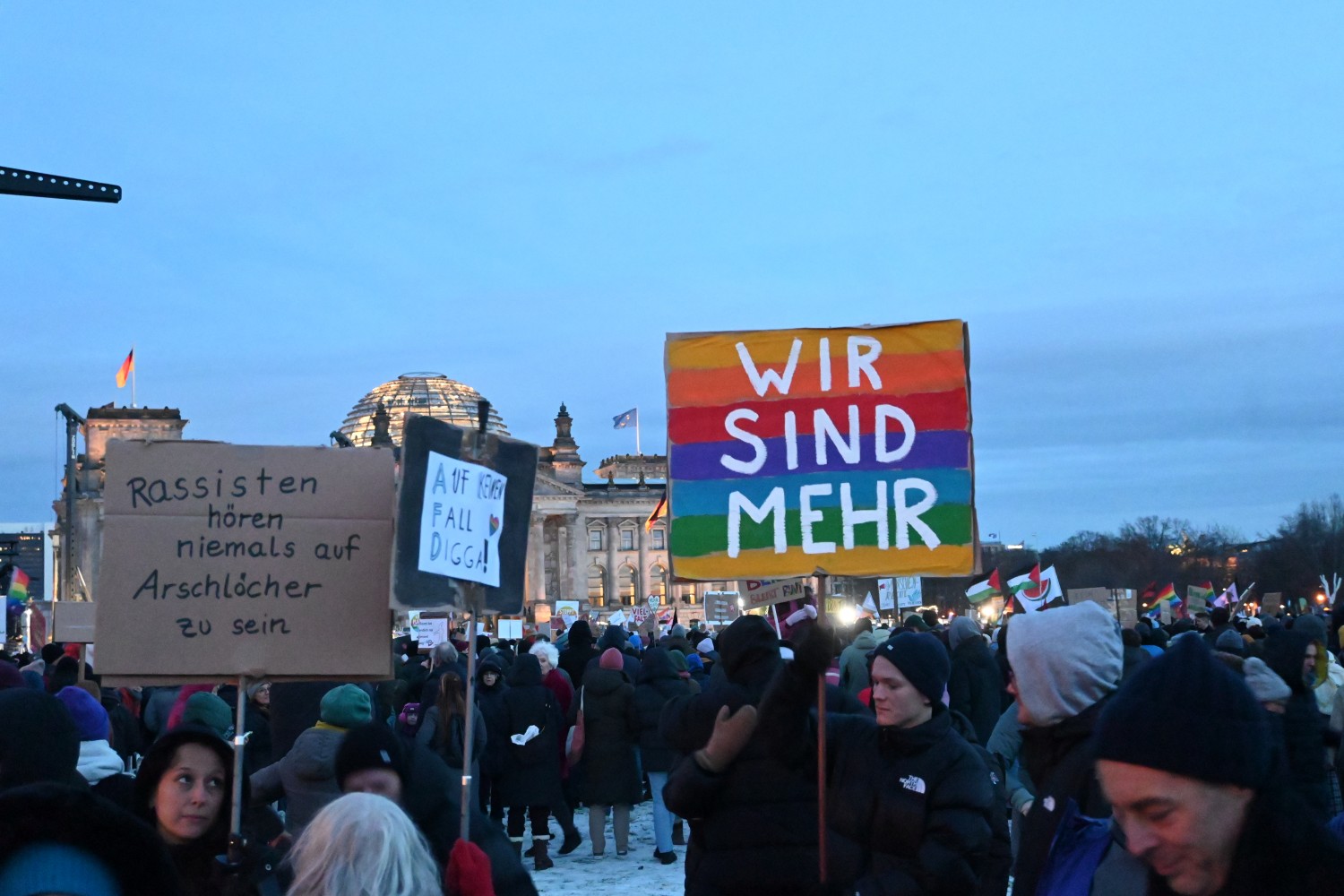 Duitsers massaal de straat op tegen extreemrechts
