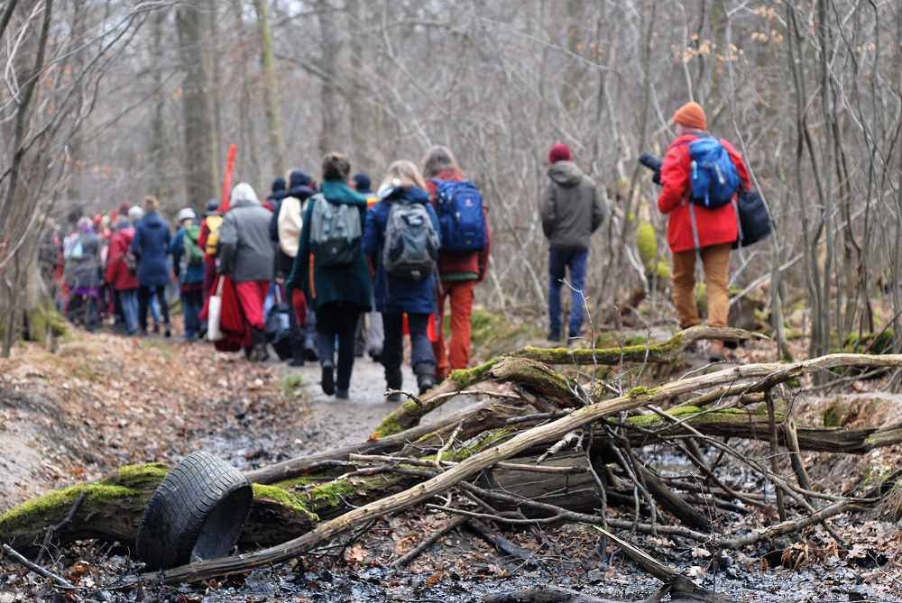 Demonstranten tijdens de maandelijkse rondleiding in februari 2017. Foto: J. van Bockxmeer