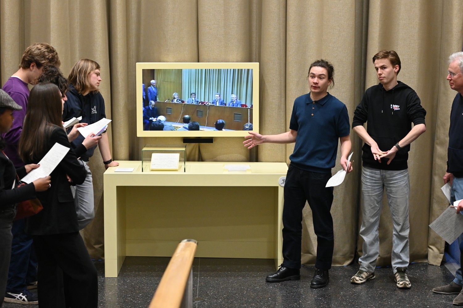 Studenten bij het briefje van DDR-politicus Günter Schabowski in het Haus der Geschichte in Bonn. Lynn Stroo/Duitslandweb
