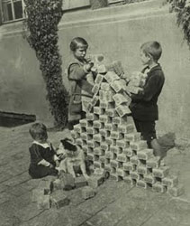 Kinderen spelen met waardeloos geld in 1923. Publiek domein.