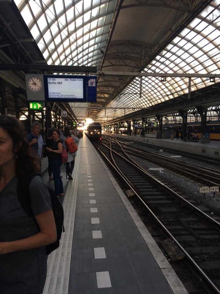 De Jazz Night Express rijdt Amsterdam Centraal binnen. Afb.: Krijn Thijs