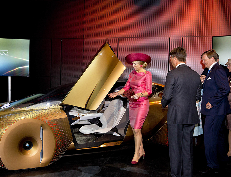 Willem-Alexander en Maxima bekijken een nieuw prototype BMW in Beieren. Afb.: picture/alliance