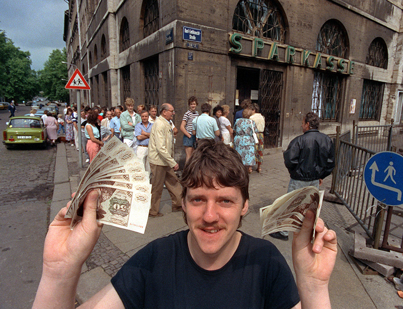 Een man in Leipzig heeft op 1 juli 1990 zijn Ostmark gewisseld voor DMark. Afb.: dpa/pict.-all.