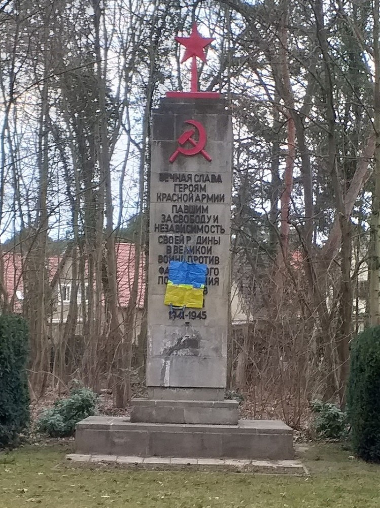 Sovjet-monument met Oekraïense vlag bij Merlijn voor de deur. Afb.: Merlijn Schoonenboom