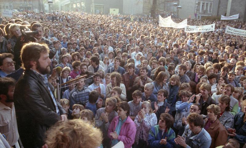 Een van de latere demonstraties in Plauen, 30 okt 1989. Afb.: Bundesarchiv, Bild 183-1989-1106-405 
