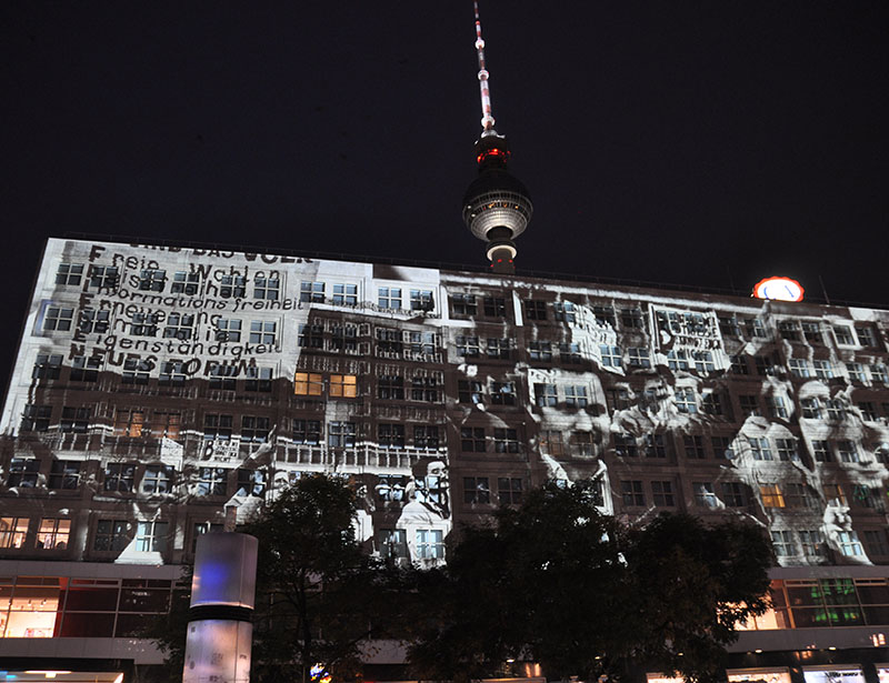 Videobeelden van DDR-protest op de Alexanderplatz, 9 november 2019. Afb: Lynn Stroo