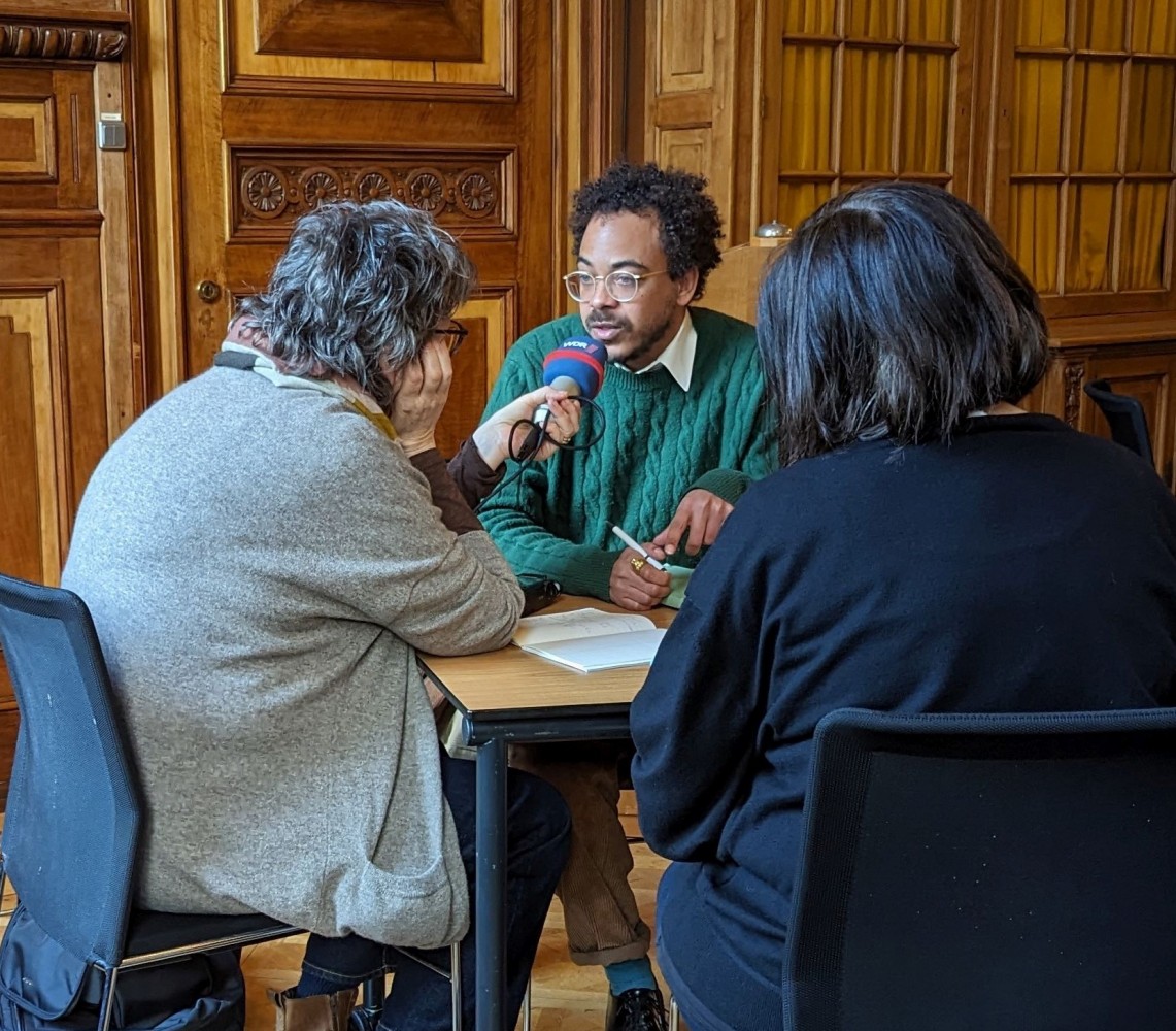 Schrijver Raoul de Jong in gesprek met Duitse journalisten in Amsterdam. © Artefakt Kulturkonzepte