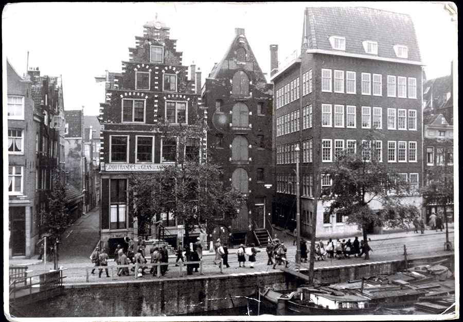 Razzia op de Geldersekade in Amsterdam, 26 mei 1943. Afb. Hermann J. Wijnne, collectie Anne Frank Stichting