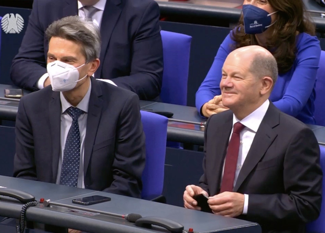 Scholz hoort dat hij is gekozen tot kanselier. Afb.: screenshot Bundestag