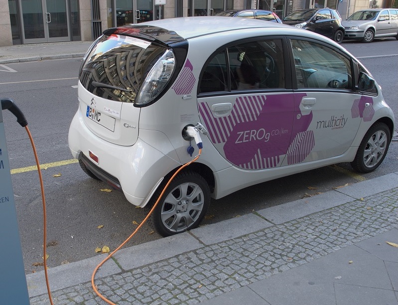 De Duitse e-auto wacht op de parking