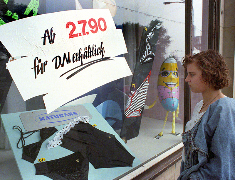 Winkel in Magdeburg, vlak voor 1 juli 1990. Afb.: dpa/pict-all