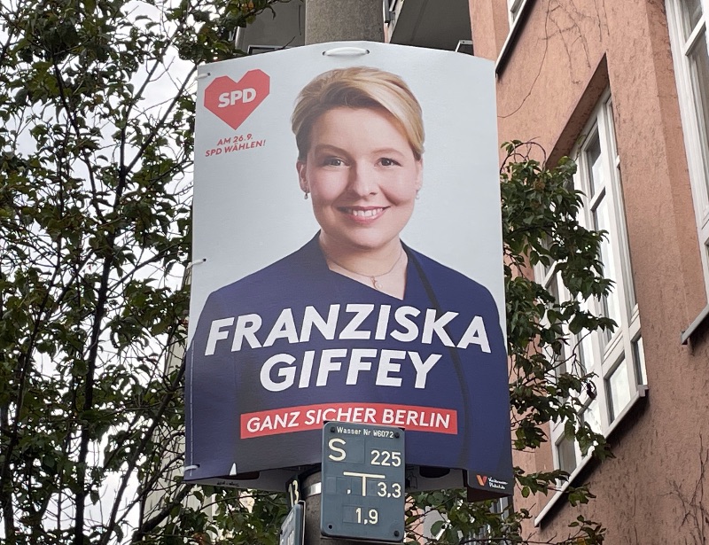 Burgemeester van Berlijn Franziska Giffey op een poster in 2021. Afb.: Marja Verburg/DIA