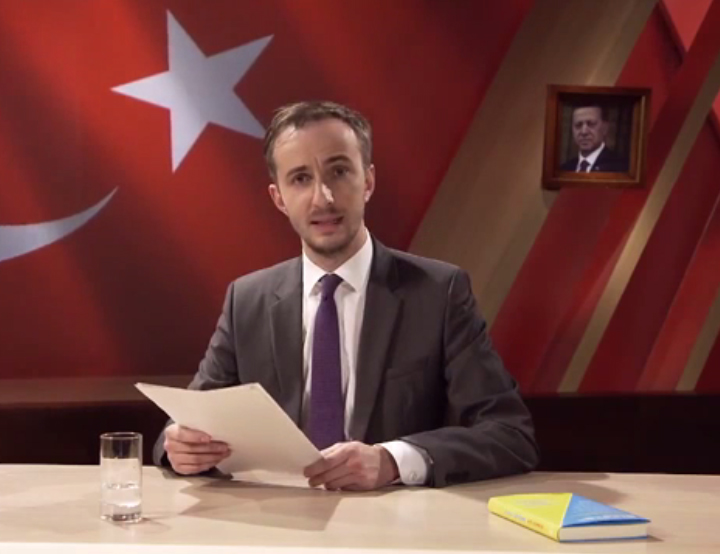 Böhmermann leest zijn gedicht over Erdogan voor. Still video Bild.de