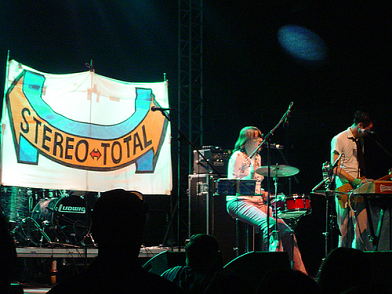 Stereo Total tijdens een live-optreden in 2006. Afb: mightymightymatze, www.flickr.com