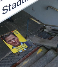 Een FDP-verkiezingsposter slingert rond op de grond (verkiezingen 2005) Afbeelding: www.flickr.com