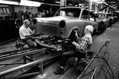 Werknemers van Trabant werken de spatborden af. Afb: Martin Roemers