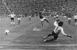 De penalty van Johan Neeskens. Afb.: Bundesarchiv