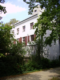 Achterzijde van het Brecht-Haus, vanwaaruit Brecht uitzicht had op de naastgelegen begraafplaats. Afbeelding: Hidde van der Wall