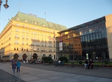 Hotel Adlon en de Akademie der Künste. Afb.: Duitslandweb