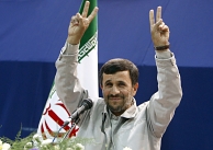 De huidige Iraanse president Ahmadinejad neemt het vrijdag op tegen zijn meer progressieve uitdager Mousavi. Afb: dpa/Picture Alliance
