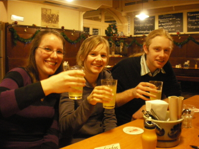 De Scholierenredactie aan de Apfelwein. Afb.: Duitsland Instituut Amsterdam