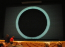 De maan op het toneel voor de opera begint. Afb.: DIA