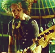 Basgitaris Stephan in videoclip Guano Apes-can't stop me. Afbeelding: www.youtube.com