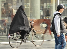 Vrouw met sluier fietst over Haags Spui. Afb. Flickr/FaceMePLS/cc