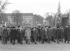 De partijleiding gaat voorop. Afb.: Bundesarchiv, Bild 183-T0115-003 / CC-BY-SA