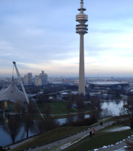 BMW Welt (het platte gebouw rechts), met links daarvan de televisietoren en het Olympisch Stadion van München. Afb: Carina de Jonge