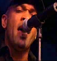 Zanger Charles tijdens een optreden. Afbeelding: www.youtube.com