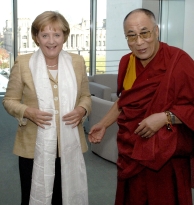 Merkel en de Dalai Lama in september 2007 in Berlijn. Afb.: dpa/picture-alliance