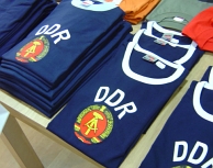 Replica's van de DDR-voetbalshirts in Berlijn. Afb.: generatie89.wordpress.com