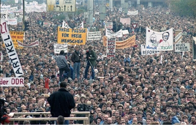 Grootse demonstratie uit de Oost-Duitse geschiedenis, 4 november 1989 op de Alexanderplatz in Oost-Berlijn. Afb: wikipedia.org