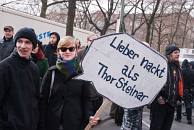 Demonstranten in de Berlijnse wijk Friedrichshain protesteren tegen de Thor Steinar-winkel in hun buurt. Afb: Marjolein den Hartog 