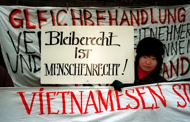 Voormalige Vietnamese gastarbeiders demostreerden in 1995 voor een permanente verblijfsvergunning. Afb: dpa/Picture Alliance