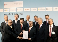 Presentatie van de Desertec-plannen in München, 13 juli 2009, door de top van de deelnemende bedrijven. Afb: dpa/Picture Alliance