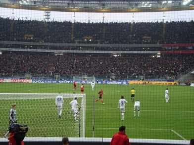 Eintracht Frankfurt en Schalke 04 in actie. Afb.: DIA