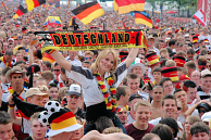 Het vlagvertoon in Duitsland nam een vlucht tijdens het WK voetbal 2006, zoals hier in Berlijn. Afb: SpreePix-Berlin, www.flickr.com