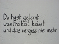 'Je hebt geleerd wat vrijheid betekent, vergeet dat nooit meer.' Tekst op een restant van de Berlijnse Muur. Afb: generatie89.wordpress.com