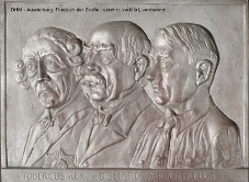 Frederik de Grote, Bismarck en Hitler op een gedenkplaat uit 1933. Afb.: DHM