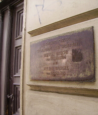 Gedenkplaat naast de voordeur van het Brecht-Haus: 