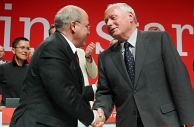 Duo-lijsttrekkers Gregor Gysi (l) en Oskar Lafontaine (r) predikten eenheid op het partijcongres van Die Linke afgelopen zondag. Afb: dpa/Picture Alliance