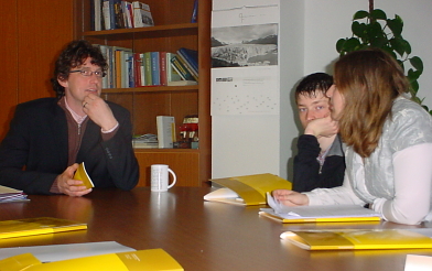 Judith in gesprek met persvoorlichter Kai Schulz. Afbeelding: DIA