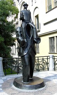 Het Kafka-monument in de Joodse wijk in Praag. Kunstenaar Jaroslav Róna baseerde het beeld op Kafka's verhaal 'Beschrijving van een gevecht'. Afbeelding: www.commons.wikimedia.org