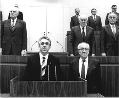 Egon Krenz bij zijn installatie als voorzitter van de Staatsraad, 24 oktober 1989. Rechts naast hem voorzitter van de Volkskammer Horst Sindermann. Afb: wikipedia.org