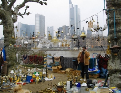 Vlooienmarkt aan de Mainufer. Afb.: DIA