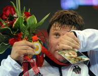 Matthias Steiner in tranen tijdens de huldiging. In zijn hand de foto van zijn overleden vrouw. Afb: DPA/Picture-Alliance